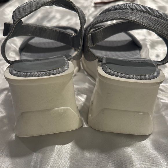 Jeffrey Campbell Gray Sandals size 8 New without tags - Picture 3 of 6